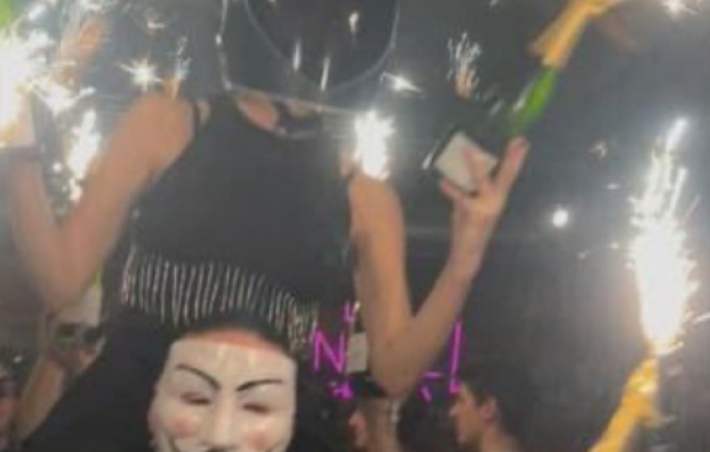 Η στιγμή που ξεκίνησε η φωτιά στο Κραν Μοντανά &#8211; Φωτογραφίες με κόσμο να κρατά πυροτεχνήματα στο μπαρ πριν την τραγωδία