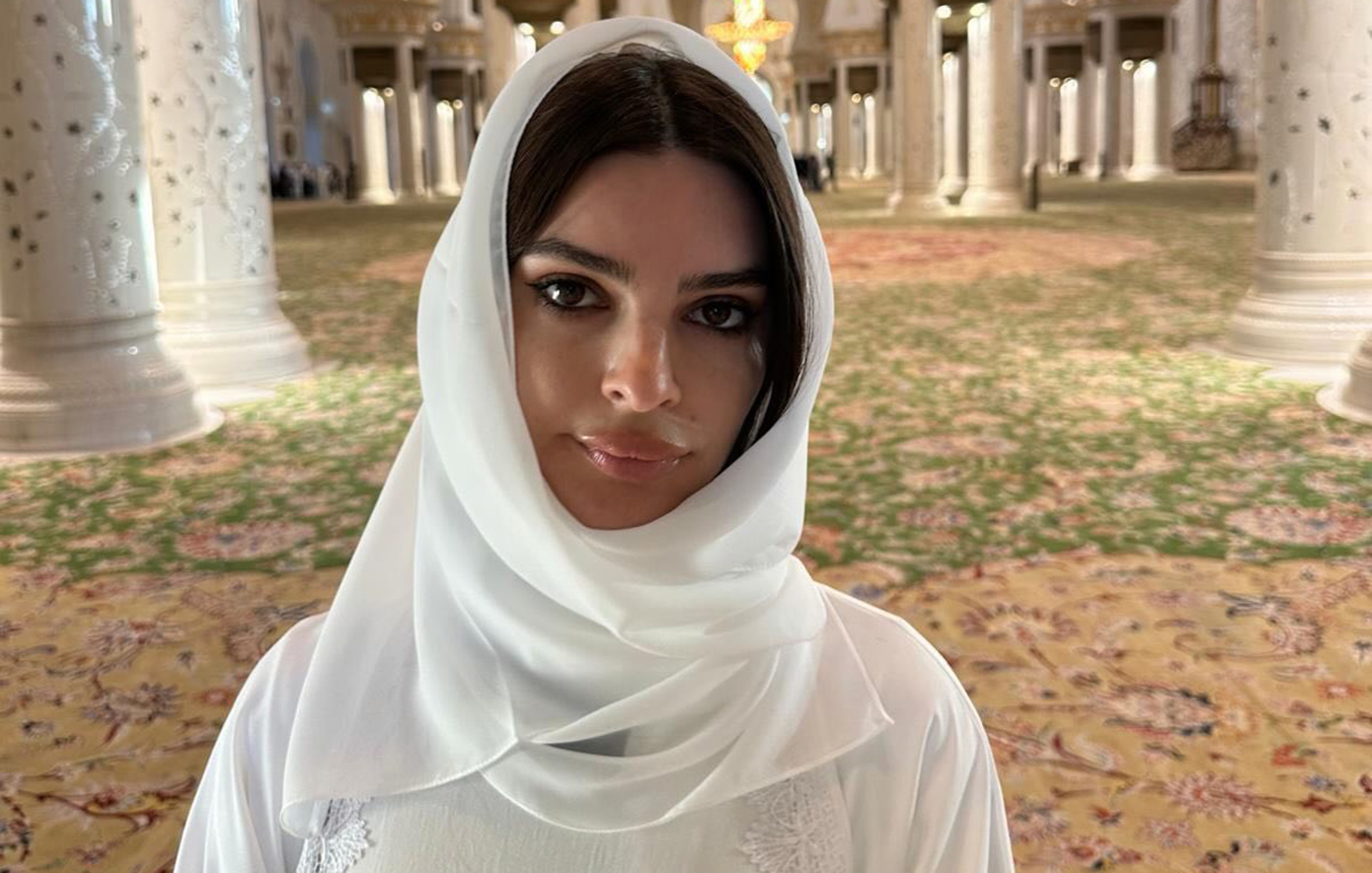 Σάλος με την Έμιλι Ραταϊκόφσκι: Xορεύει twerking σε μίνι μάρκετ και μετά φορά χιτζάμπ