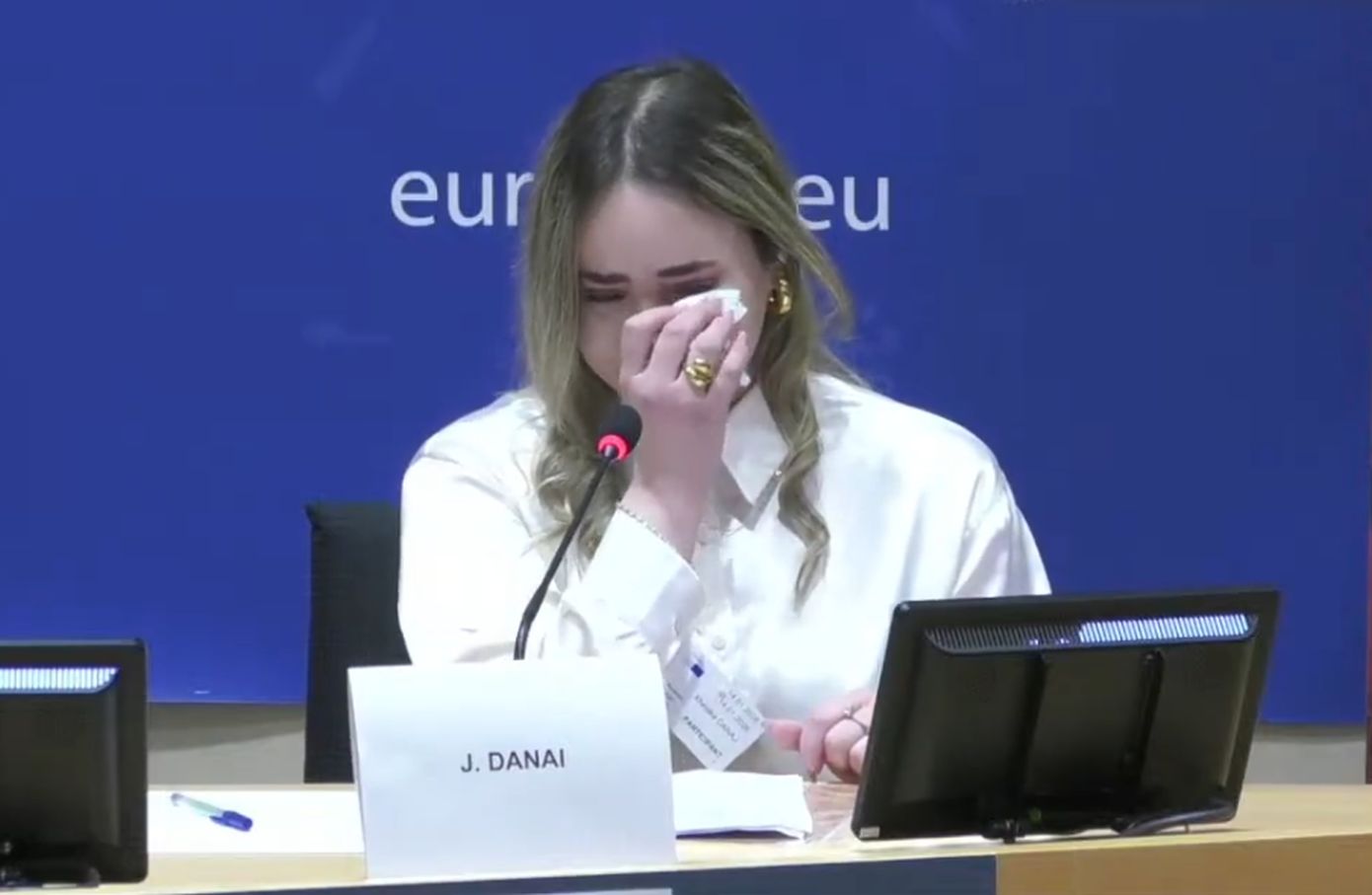 Συγκλόνισε στο Ευρωκοινοβούλιο η 20χρονη κόρη της γυναίκας που δολοφονήθηκε με 17 μαχαιριές στη μέση του δρόμου στο Μενίδι