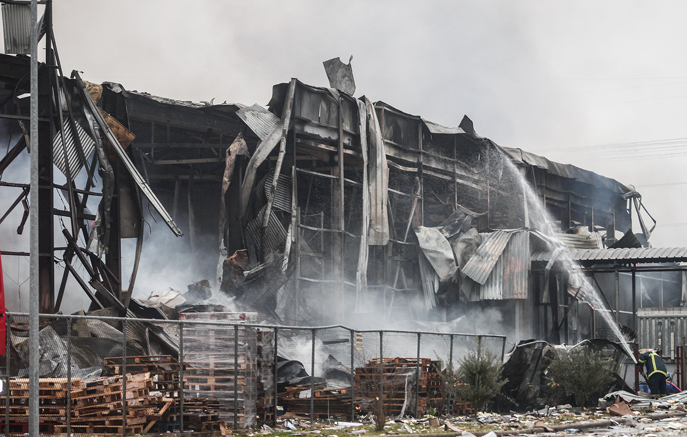 Φωτιά στη «Βιολάντα»: «Η έκρηξη ακούστηκε σε όλη την πόλη των Τρικάλων, τόσο ισχυρή. Έχει ισοπεδωθεί η μία πτέρυγα του εργοστασίου»