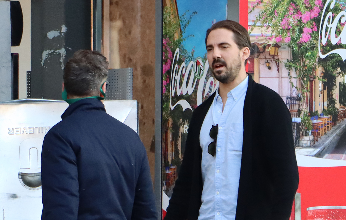 Φίλιππος ντε Γκρές: Solo casual chic εμφάνιση στο κέντρο της Αθήνας