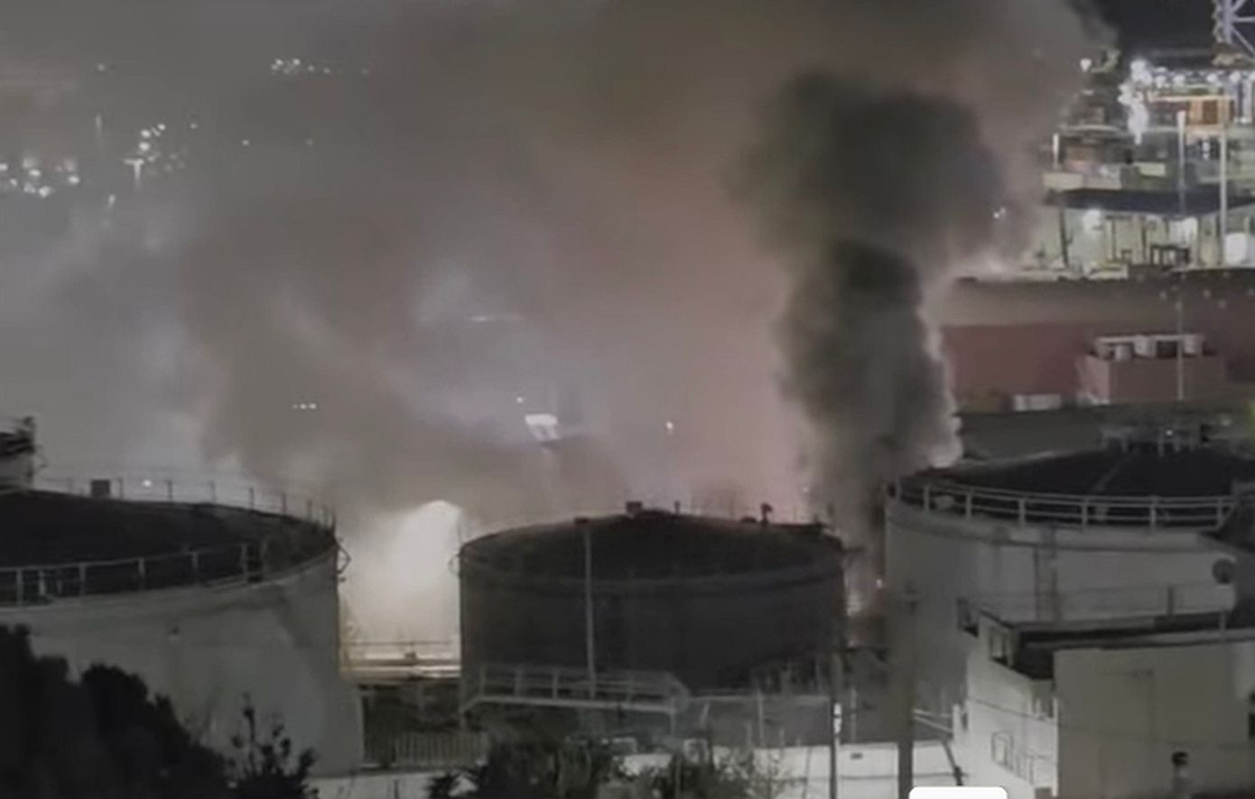 Υπό έλεγχο η φωτιά που ξέσπασε στην περιοχή Καζάνια στο Πέραμα