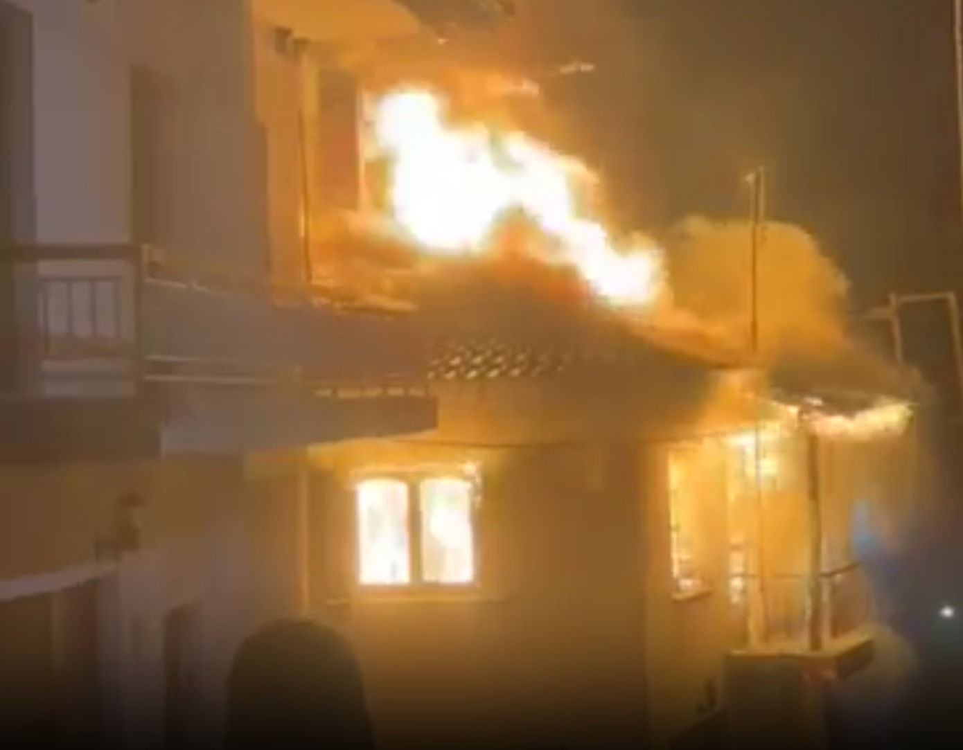 Θεσσαλονίκη: Πυρκαγιά σε σπίτι στον Σοχό, αναζητείται μια 89χρονη γυναίκα &#8211; Δείτε βίντεο