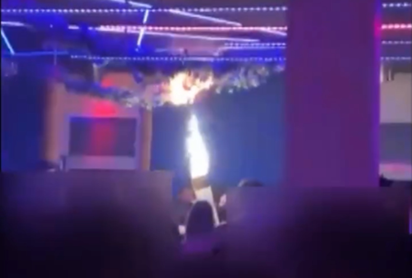 Παρολίγο τραγωδία αντίστοιχη με αυτή στο Κραν Μοντανά: Φωτιά από πυροτεχνήματα σε κλαμπ – Δείτε το σοκαριστικό βίντεο