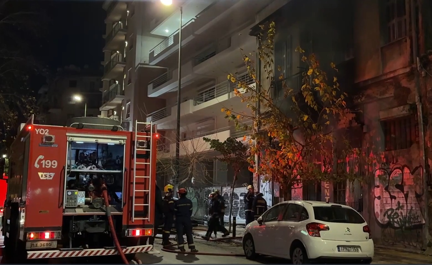 Φωτιά σε κτίριο στη Λιοσίων: Επιχειρούν 9 πυροσβέστες με 3 οχήματα &#8211; Δείτε βίντεο