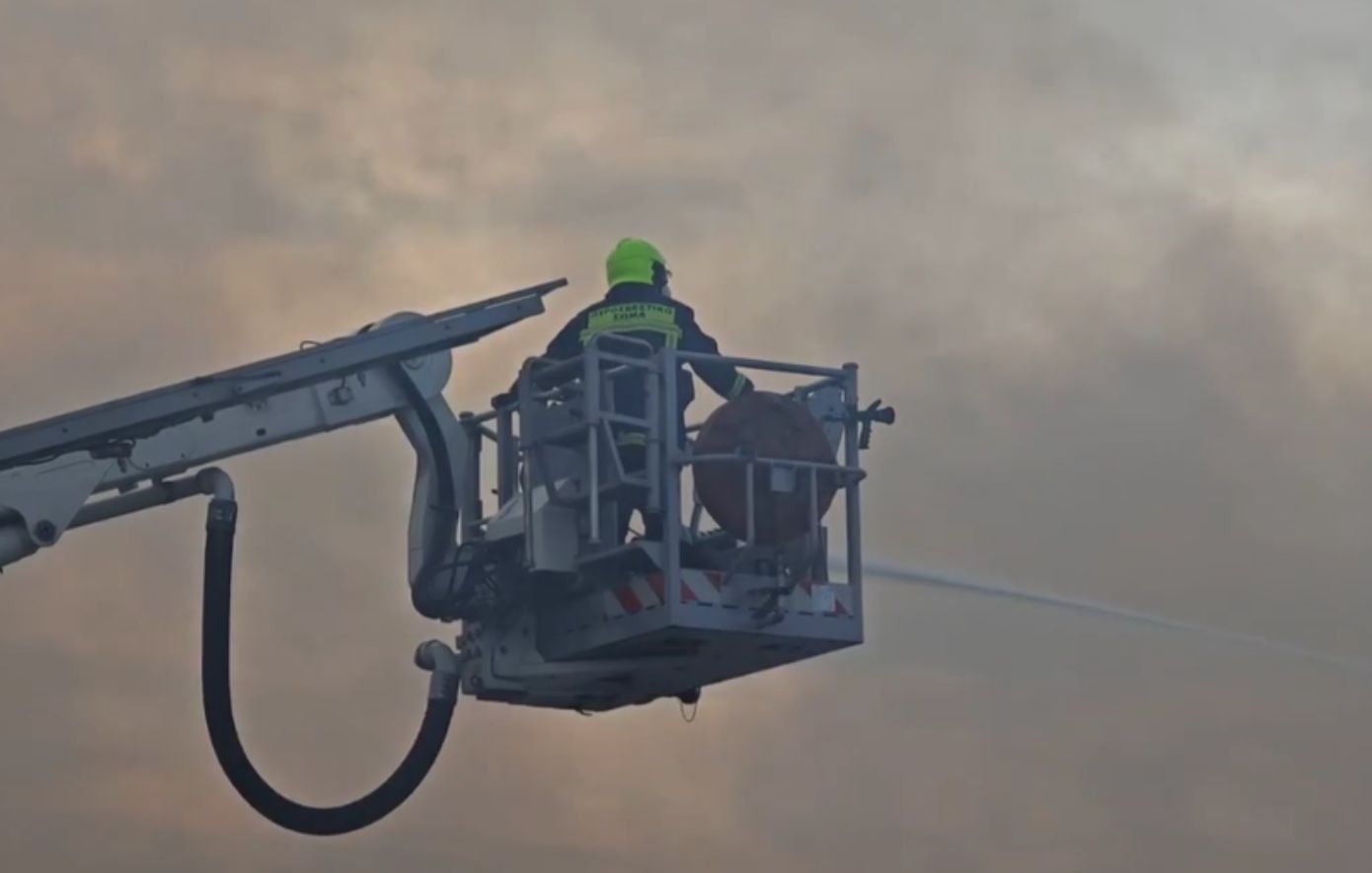 Φωτιά σε επιχειρήσεις στο Κορωπί &#8211; Μεγάλη η κινητοποίηση της Πυροσβεστικής για την κατάσβεση