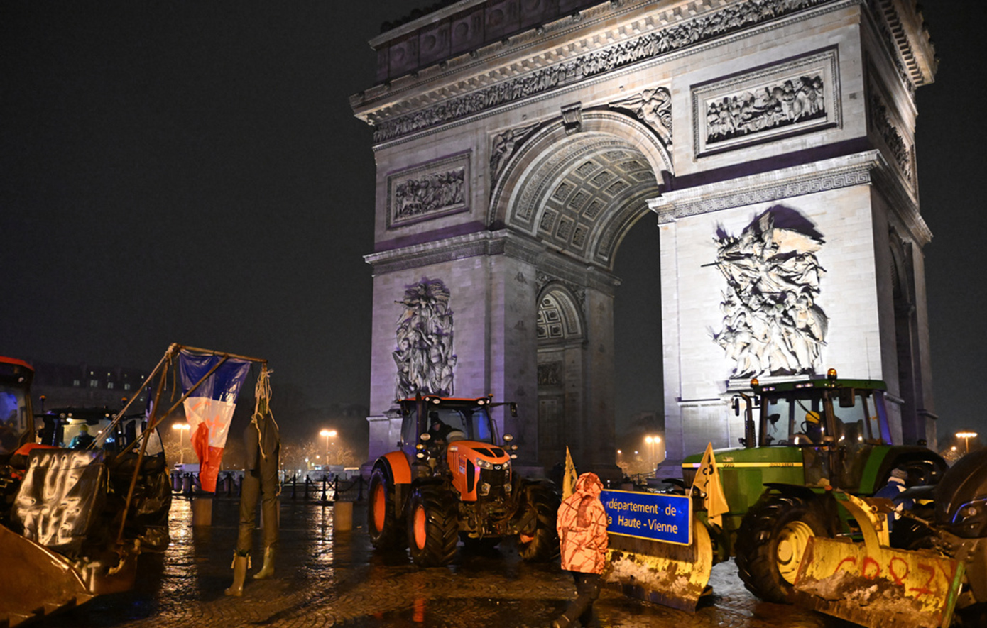 Αγροτικές κινητοποιήσεις στη Γαλλία: Οι αγρότες έφτασαν με τα τρακτέρ μέχρι τον Πύργο του Άιφελ