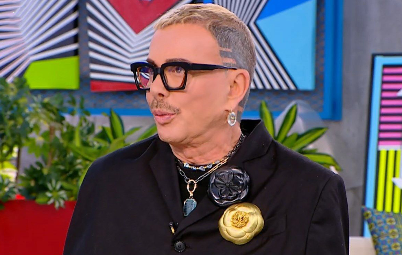 Ο Λάκης Γαβαλάς σε μια απρόσμενη αποκάλυψη: «Θα σχεδιάσω ταφόπλακες»