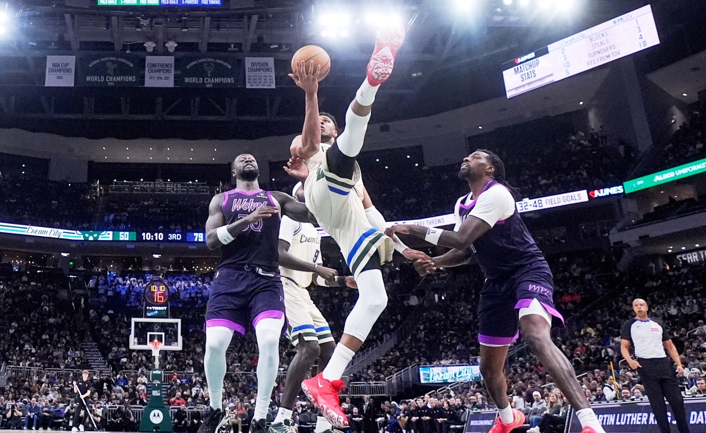 Πρωτοφανείς εικόνες για τους Μπακς: Οι φίλαθλοι τους γιούχαραν και ο Γιάννης τους αποδοκίμασε