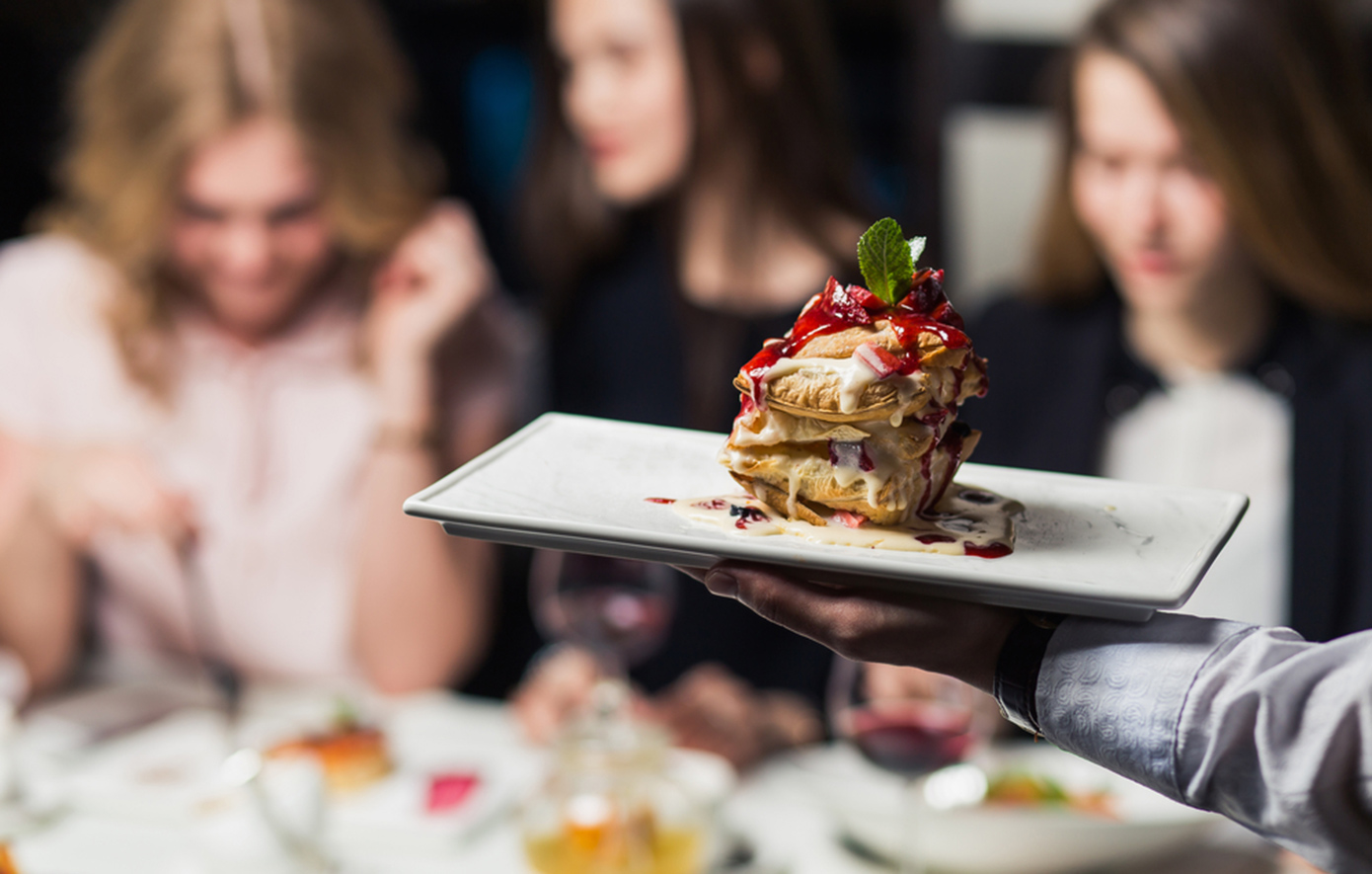 Γιατί δεν πρέπει να τρώμε γλυκό αμέσως μετά το φαγητό – Η ειδικός απαντά