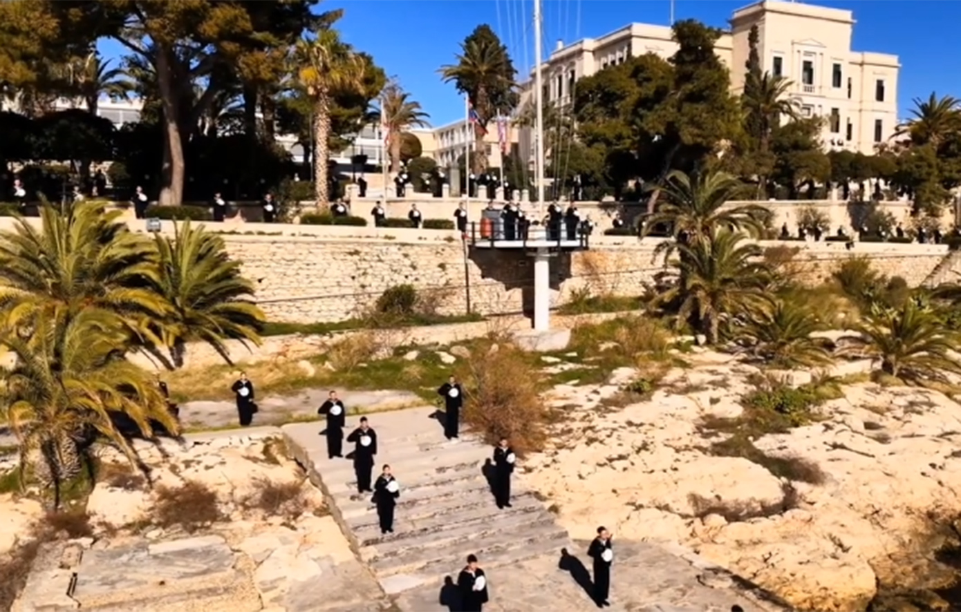 Ναυτικοί Δόκιμοι υποδέχτηκαν τη φρεγάτα Κίμων φωνάζοντας «Ζήτω το Πολεμικό Ναυτικό» &#8211; Δείτε το εντυπωσιακό βίντεο