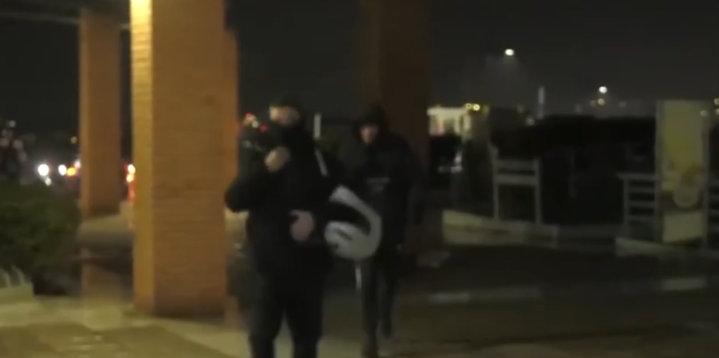 Χούλιγκαν επιτέθηκαν σε τηλεοπτικό συνεργείο έξω από το «Παπαγεωργίου» στη Θεσσαλονίκη