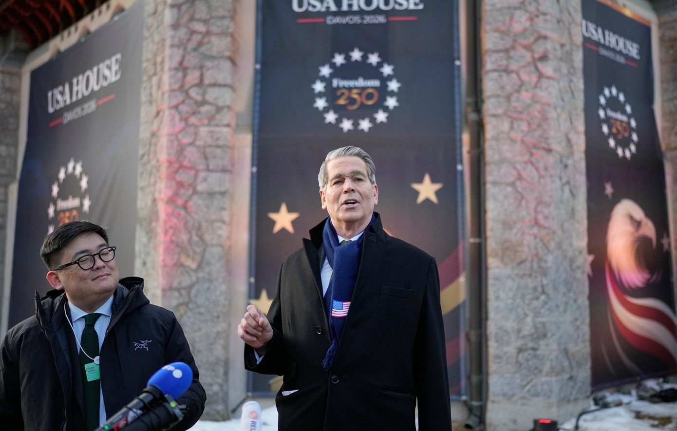 Απειλεί από το Νταβός ο Μπέσεντ: Τον Τραμπ πρέπει να τον πιστεύετε στο θέμα της Γροιλανδίας