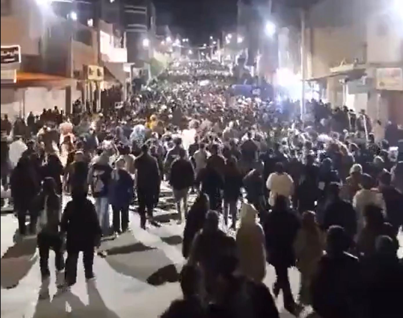 Νύχτα χάους στο Ιράν: Διαδικτυακό μπλακάουτ, χιλιάδες διαδηλωτές στους δρόμους &#8211; Πυρπολήθηκαν κυβερνητικά κτίρια