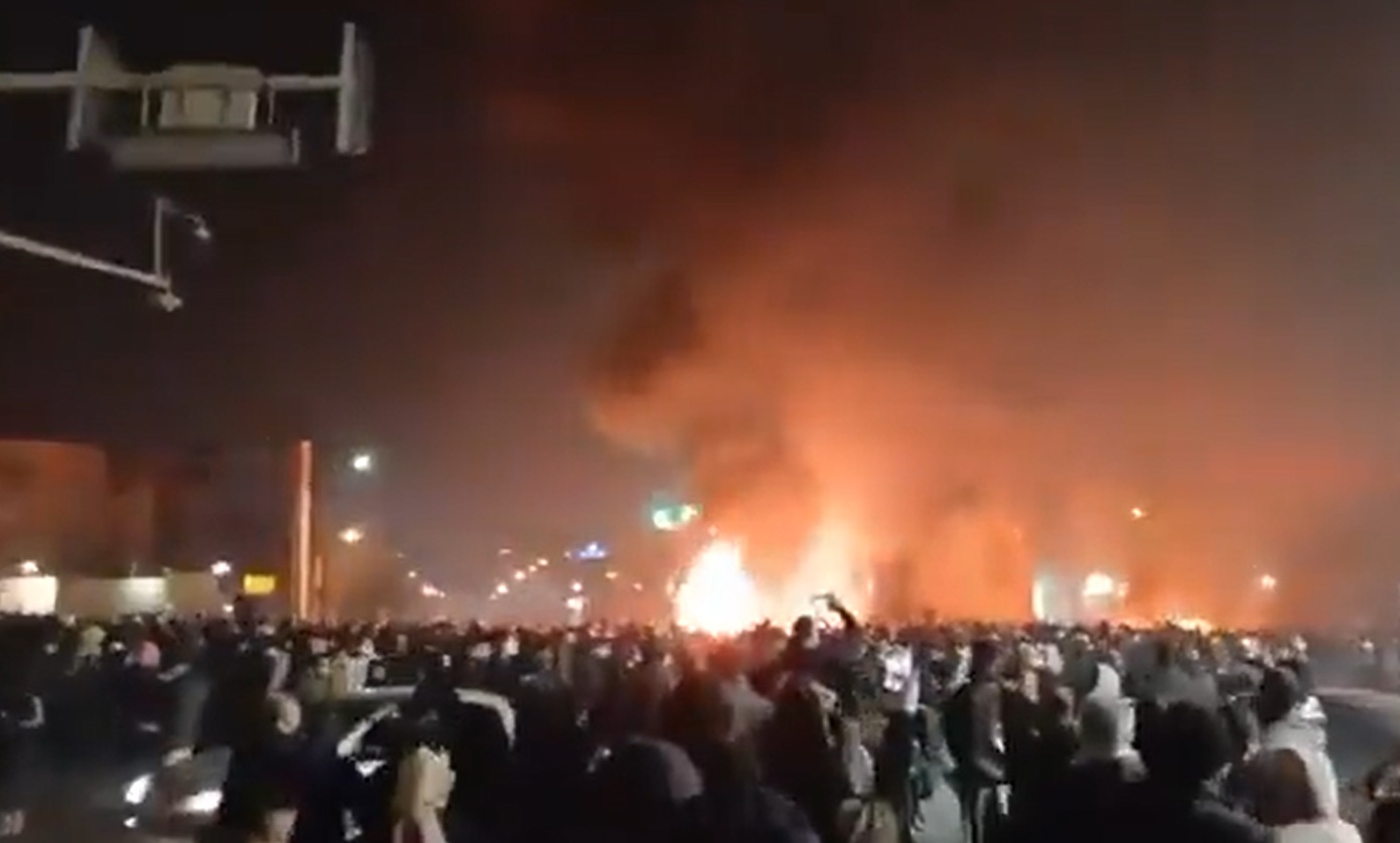 Νύχτα χάους στο Ιράν: Διαδικτυακό μπλακάουτ, χιλιάδες διαδηλωτές στους δρόμους &#8211; Πυρπολήθηκαν κυβερνητικά κτίρια