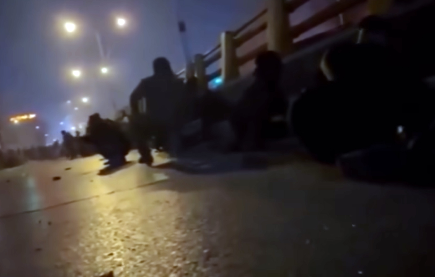 «Έβγαλε το κεφάλι του από το παράθυρο για να δει τι συμβαίνει και τον πυροβόλησαν στον λαιμό» &#8211; Συγκλονίζουν οι μαρτυρίες από το Ιράν