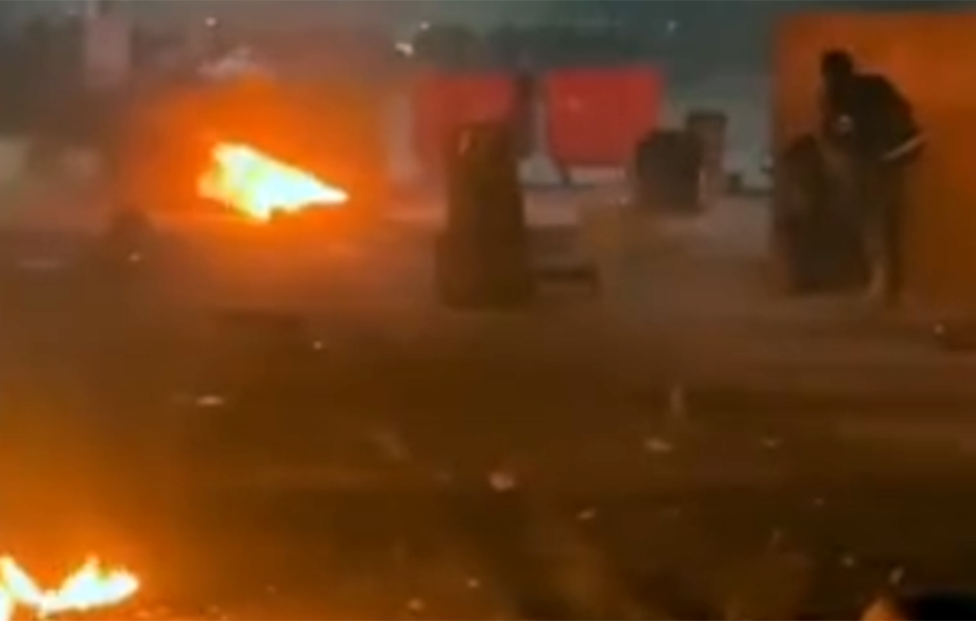 «Οι δρόμοι είναι γεμάτοι αίμα, μεταφέρουν τα πτώματα με φορτηγά»: Εκατοντάδες νεκροί στο Ιράν που προειδοποιεί τις ΗΠΑ με αντίποινα