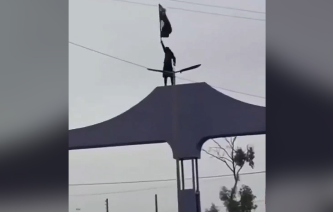 Εικόνα που «παγώνει το αίμα»: Η σημαία του ISIS κυματίζει ξανά στη Ράκα της Συρίας