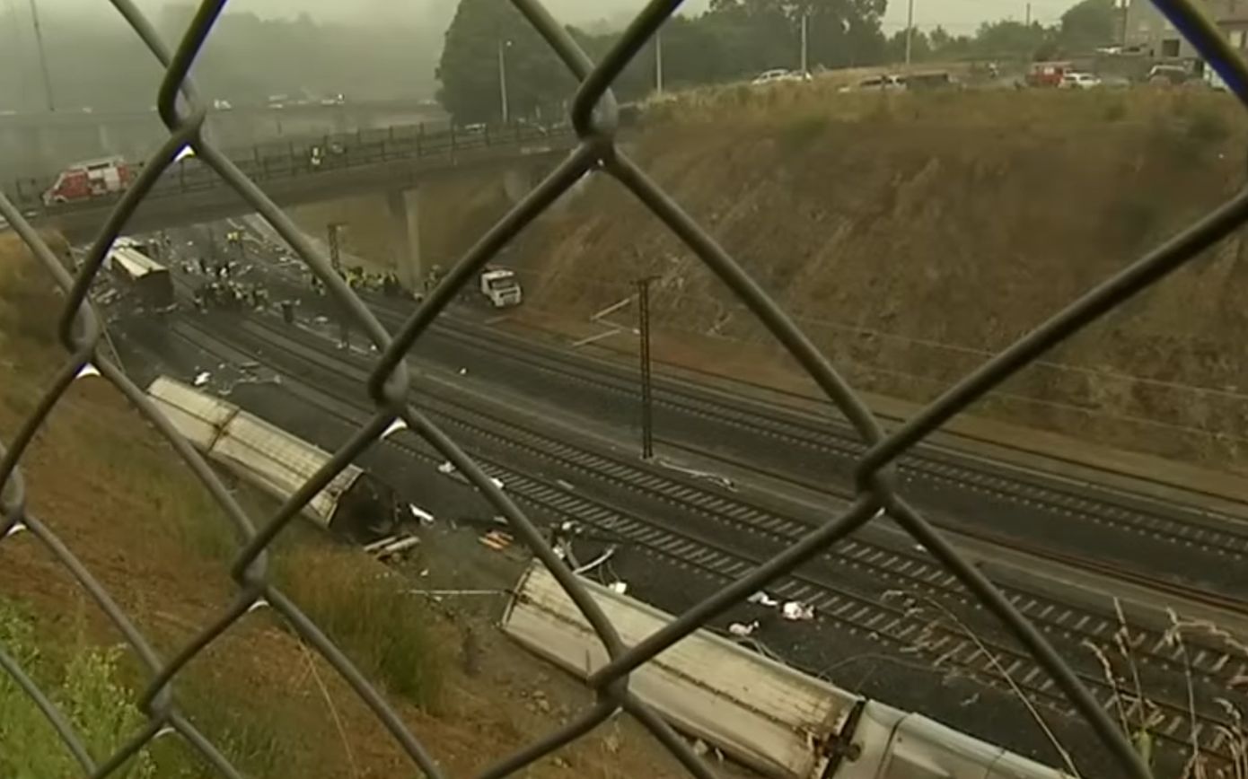 «Ιδιαίτερα ασυνήθιστο» χαρακτηρίζεται το σιδηροδρομικό δυστύχημα στην Ισπανία – Φόβοι για περισσότερους νεκρούς από τη σύγκρουση των τρένων