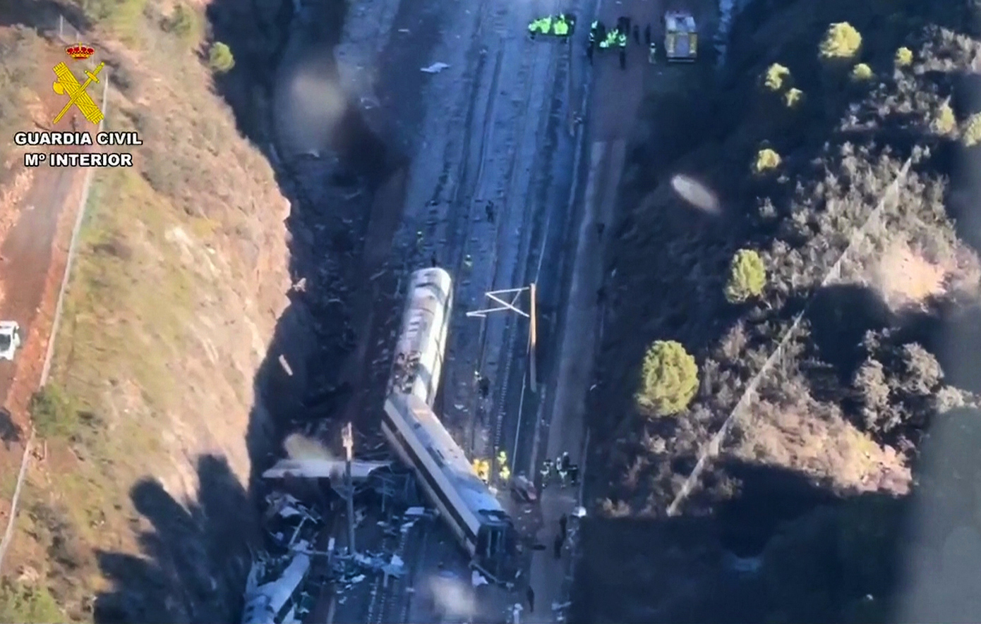 Πώς έγινε η φονική σύγκρουση τρένων υψηλής ταχύτητας στην Ισπανία και γιατί έχει χαρακτηριστεί «πραγματικά παράξενη»