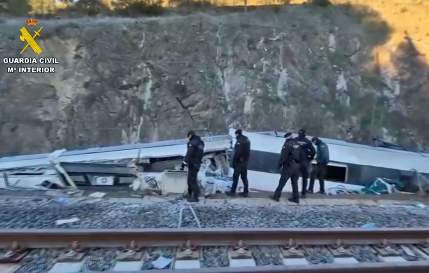 Πώς έγινε η φονική σύγκρουση τρένων υψηλής ταχύτητας στην Ισπανία και γιατί έχει χαρακτηριστεί «πραγματικά παράξενη»