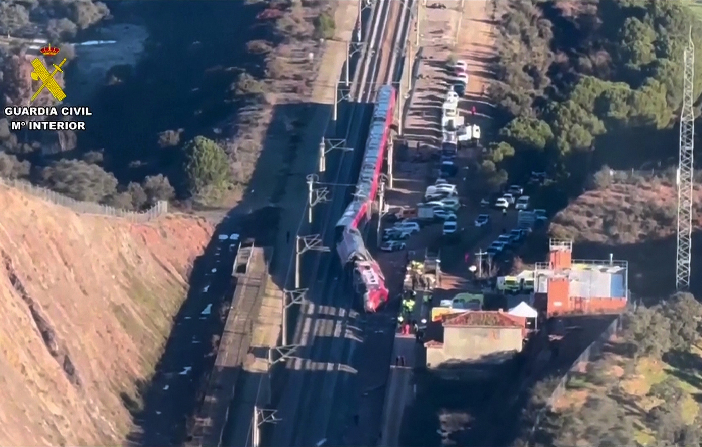 Πώς έγινε η φονική σύγκρουση τρένων υψηλής ταχύτητας στην Ισπανία και γιατί έχει χαρακτηριστεί «πραγματικά παράξενη»