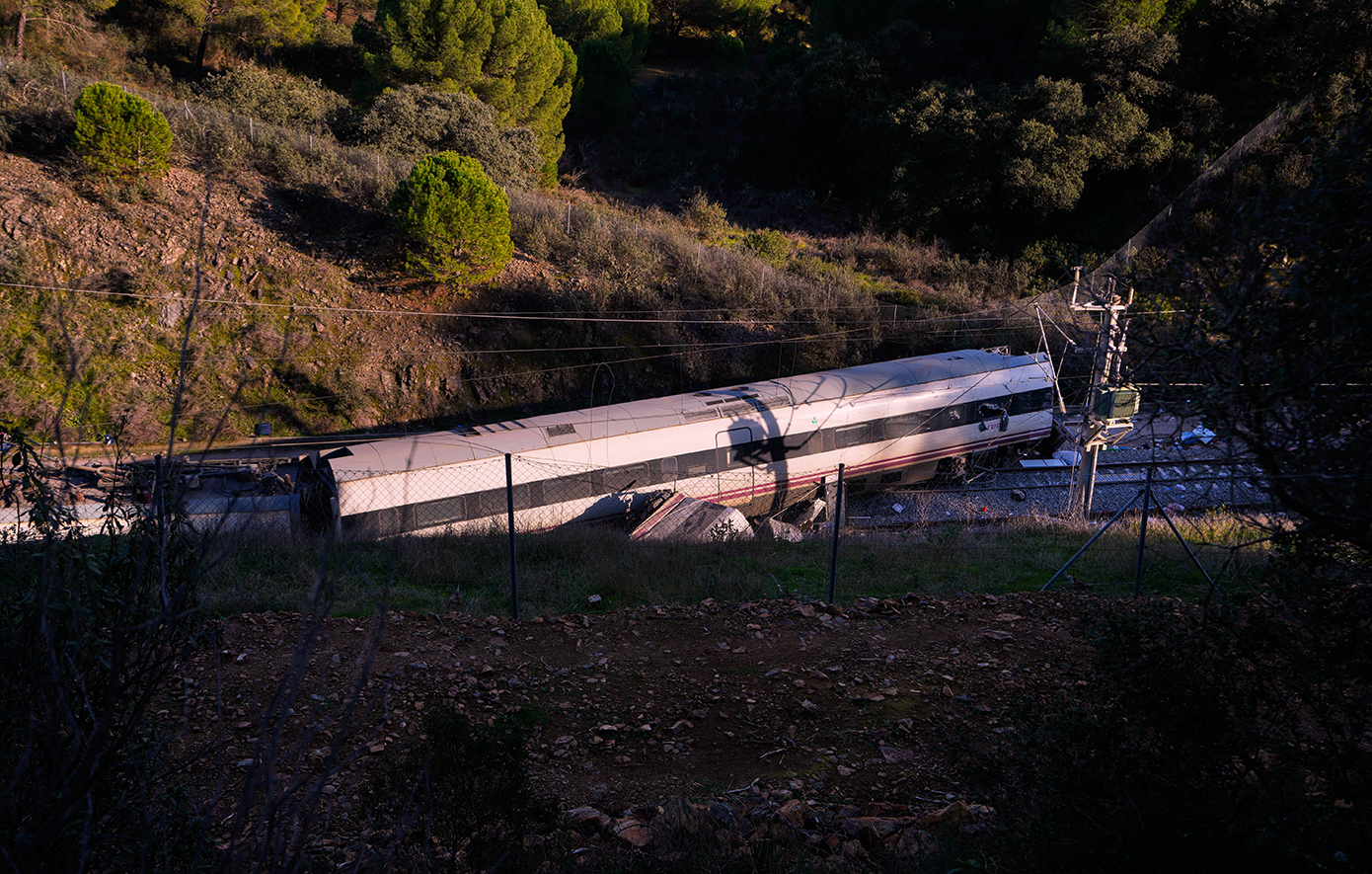 Πώς έγινε η φονική σύγκρουση τρένων υψηλής ταχύτητας στην Ισπανία και γιατί έχει χαρακτηριστεί «πραγματικά παράξενη»
