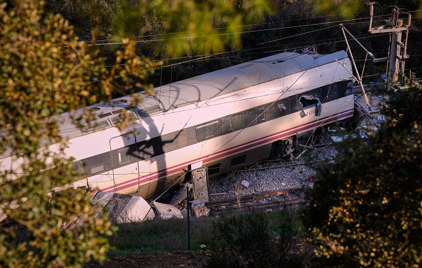 Πώς έγινε η φονική σύγκρουση τρένων υψηλής ταχύτητας στην Ισπανία και γιατί έχει χαρακτηριστεί «πραγματικά παράξενη»