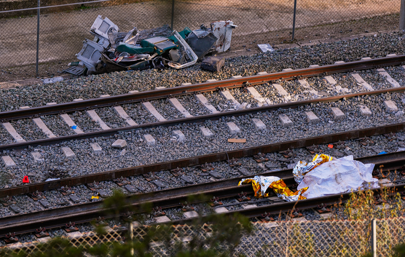 Πώς έγινε η φονική σύγκρουση τρένων υψηλής ταχύτητας στην Ισπανία και γιατί έχει χαρακτηριστεί «πραγματικά παράξενη»