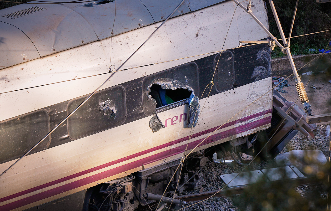 Πώς έγινε η φονική σύγκρουση τρένων υψηλής ταχύτητας στην Ισπανία και γιατί έχει χαρακτηριστεί «πραγματικά παράξενη»