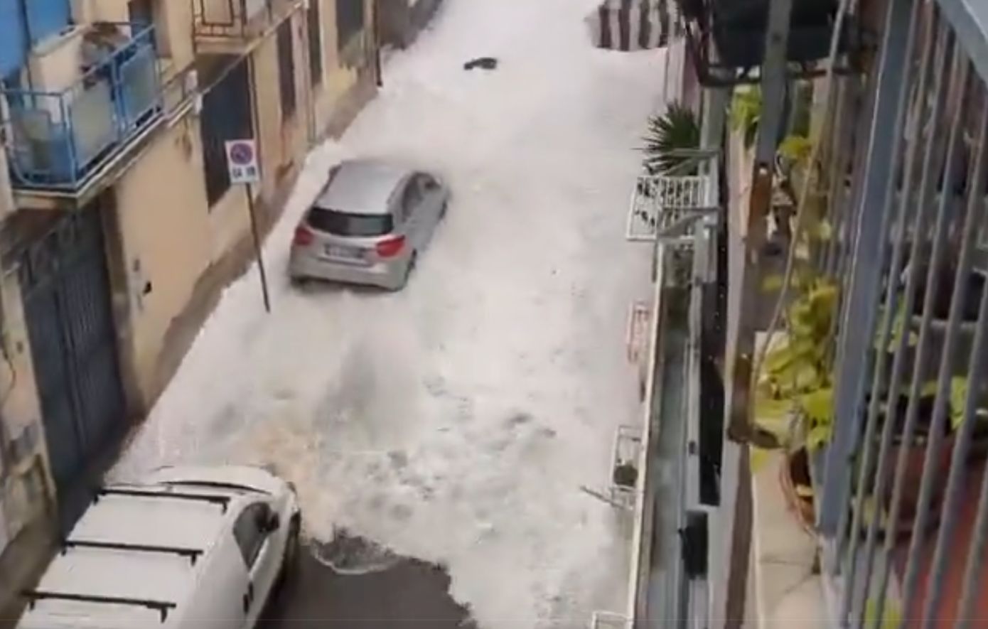 Στο έλεος του κυκλώνα Χάρι η Ιταλία: «Τσουνάμι» στη Σικελία, τεράστια κύματα πλημμύρισαν δρόμους &#8211; Δείτε βίντεο