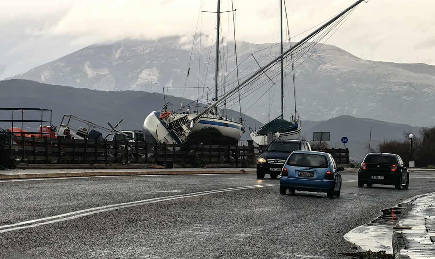 Δείτε βίντεο από την κακοκαιρία που σαρώνει την Ελλάδα &#8211; Δρόμοι έγιναν ποτάμια, δεκάδες οι πτώσεις δέντρων