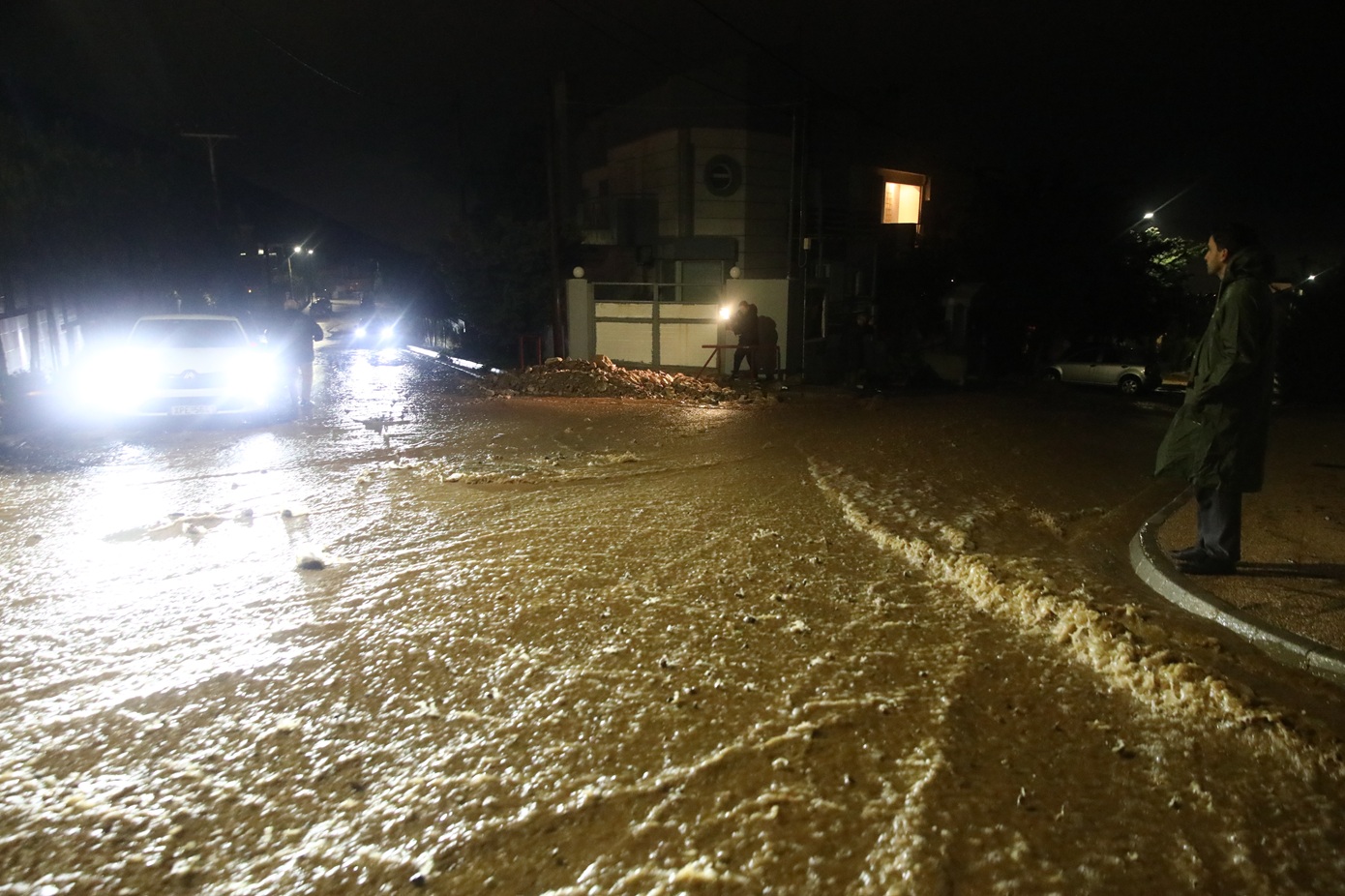 Πνίγηκε η Αττική: Μία νεκρή στην Άνω Γλυφάδα &#8211; Δρόμοι «ποτάμια» και εικόνες καταστροφής