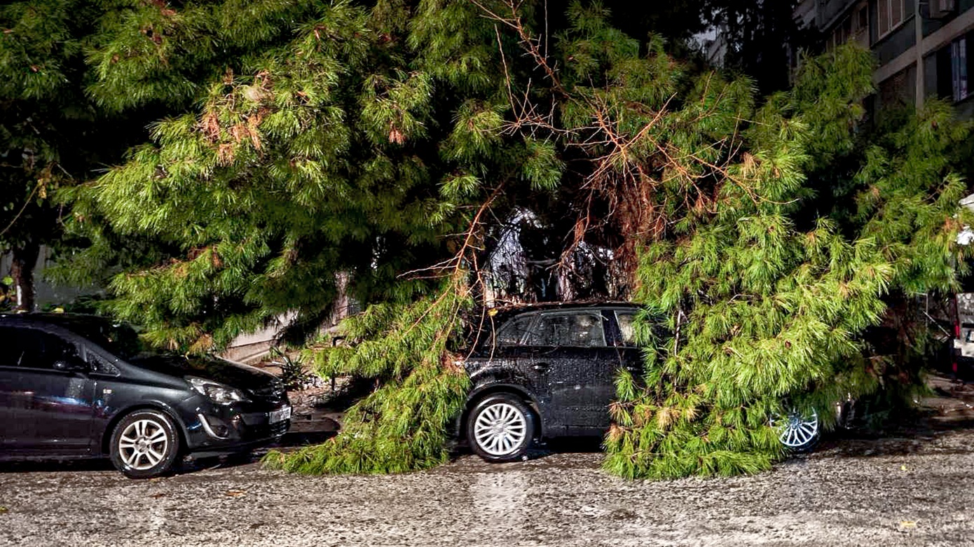 Αναφορές για εγκλωβισμένους πολίτες μέσα στα οχήματα τους στη Βάρη – Επί ποδός η πυροσβεστική