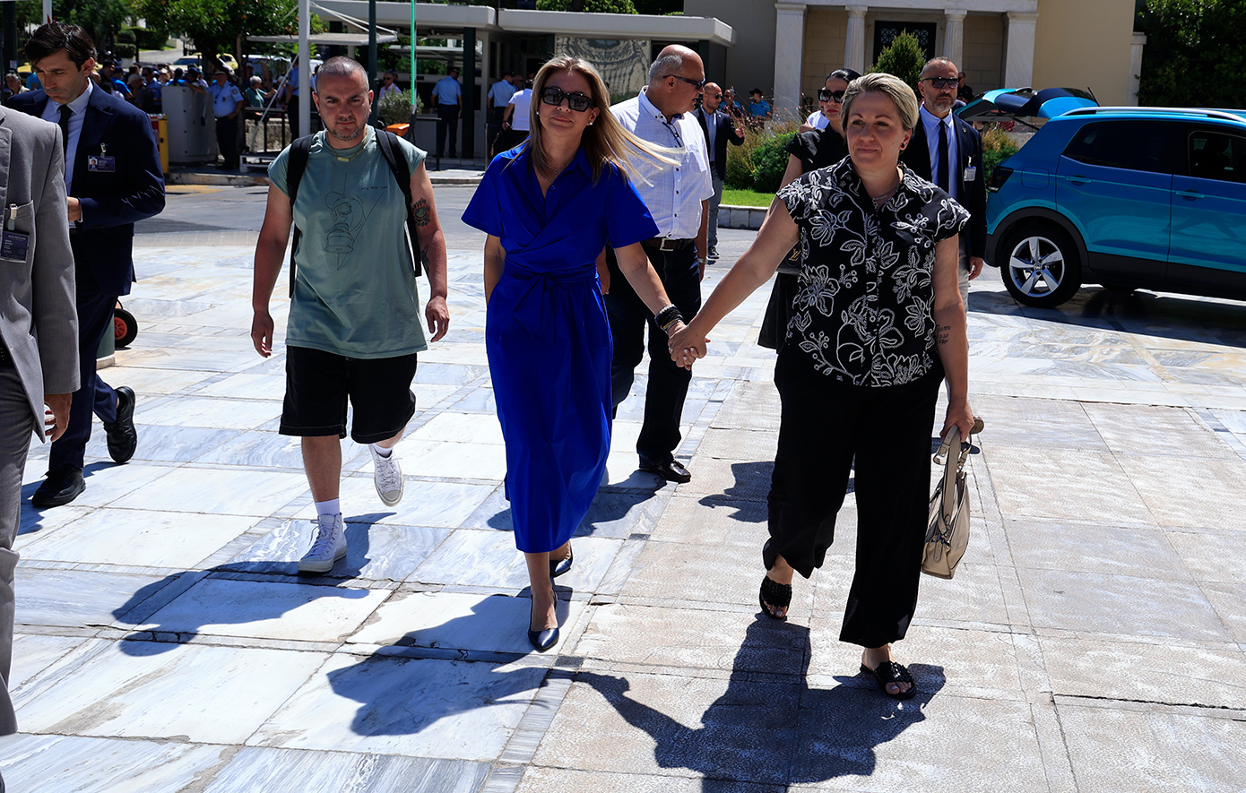 Στο πλευρό της Μαρίας Καρυστιανού η μητέρα της Αναστασίας που χάθηκε στα Τέμπη &#8211; «Η μάνα σκίζει τα βουνά&#8230;»