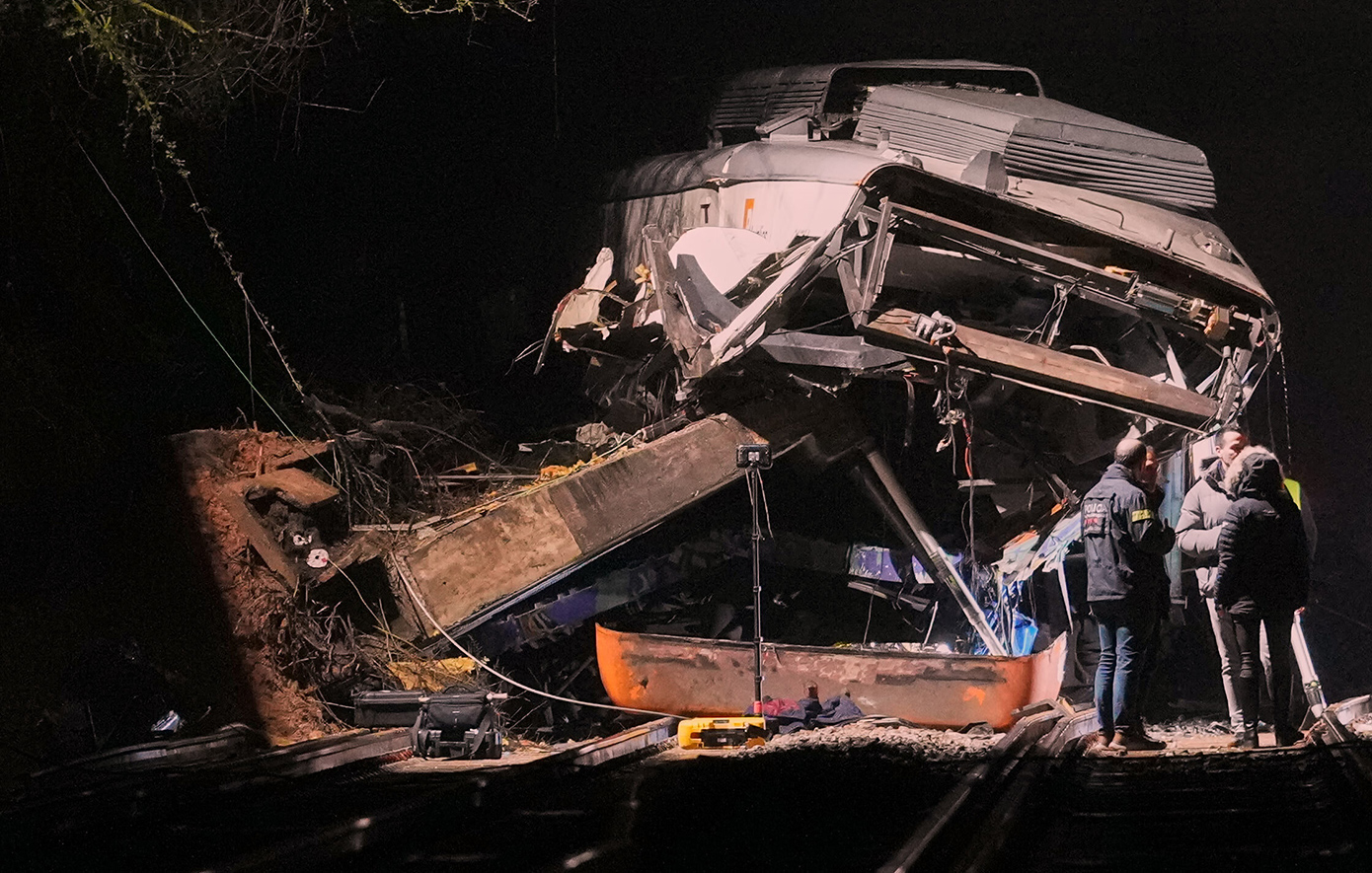 Νέο σιδηροδρομικό δυστύχημα στην Ισπανία την ώρα που θρηνεί τα θύματα από τη σύγκρουση τρένων – Ο σπασμένος σύνδεσμος και η έρευνα