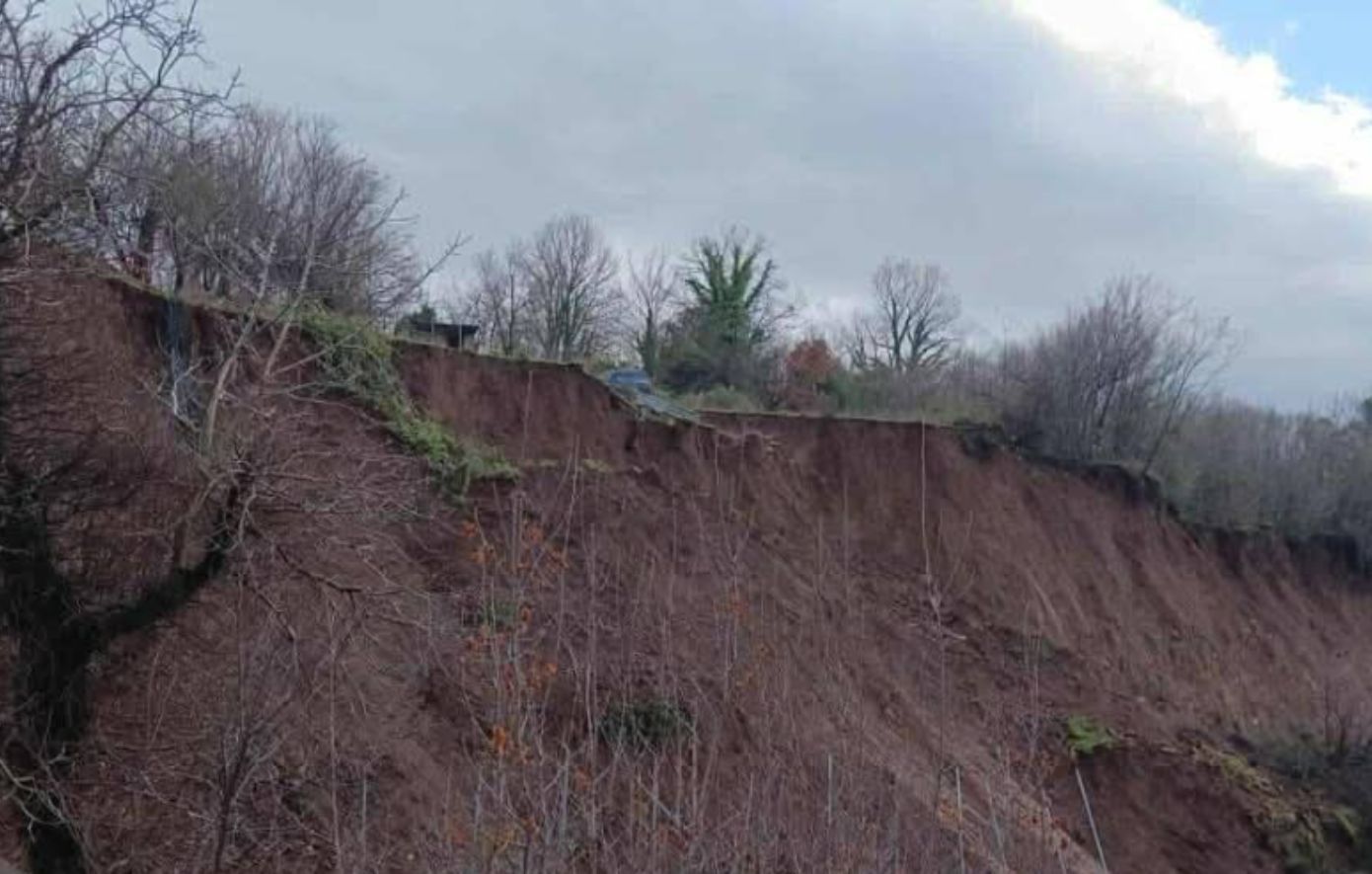 Εκτεταμένη καθίζηση του εδάφους στο χωριό Μικροσπηλιά στα Τζουμέρκα &#8211; Καταστράφηκαν ιδιοκτησίες και χωράφια
