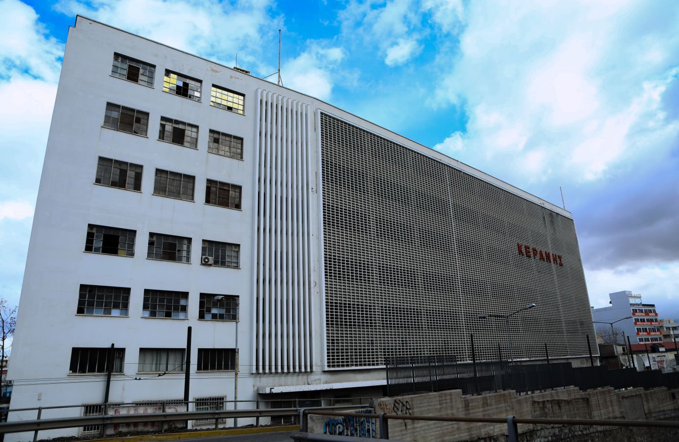 Κτίρια «φαντάσματα» αποκτούν νέα ταυτότητα και μετατρέπονται σε πολυτελείς κατοικίες, ξενοδοχεία, επαγγελματικούς χώρους