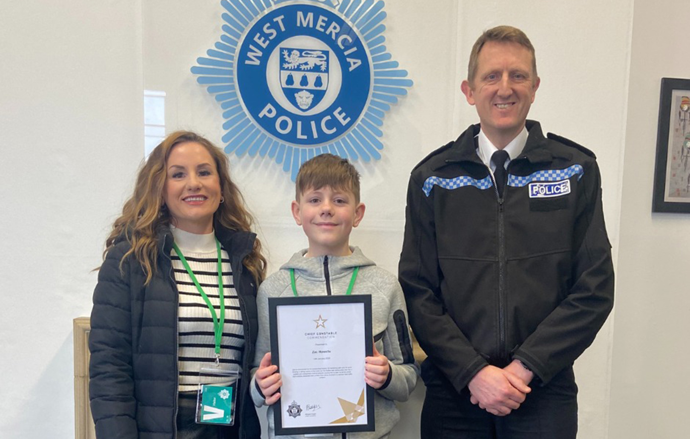 Πώς ένας 12χρονος έσωσε τη ζωή της μητέρας του, η οποία έχασε τις αισθήσεις της, ενώ οδηγούσε με το πόδι ακόμα στο γκάζι