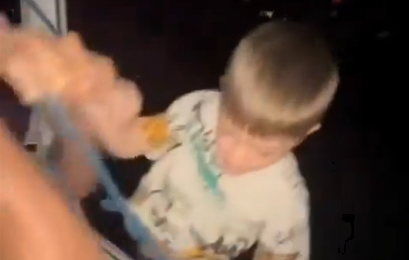 Οργή στα social media: Ενήλικες στη Ρωσία έδεσαν μικρό αγόρι σε καλώδιο «για πλάκα» και το κατέβασαν έξω από το παράθυρο