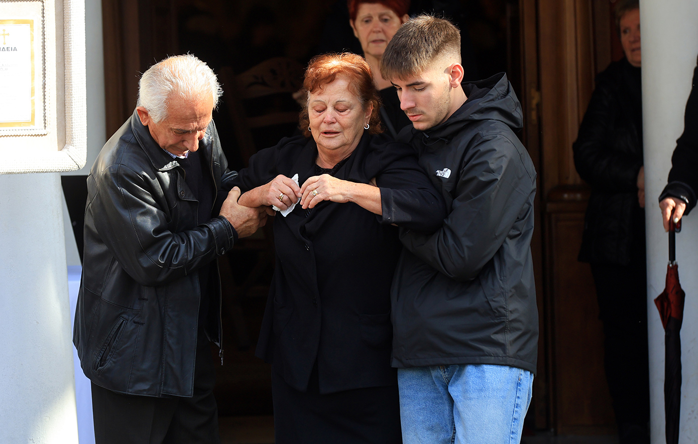 Σε κλίμα οδύνης η κηδεία της 44χρονης Ελένης που κάηκε στη «Βιολάντα» &#8211; Τραγική φιγούρα η μητέρα της και ο ανήλικος γιος της