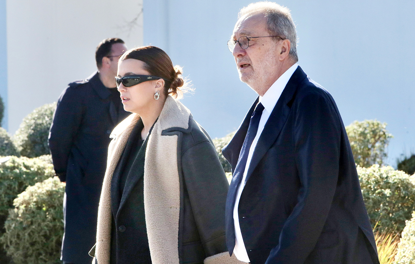 «Γιωργάρα, στο καλό»: Ο σπαρακτικός επικήδειος στην κηδεία Παπαδάκη από τον Στρατή Λιαρέλλη &#8211; Ήταν όλοι εκεί για το τελευταίο αντίο