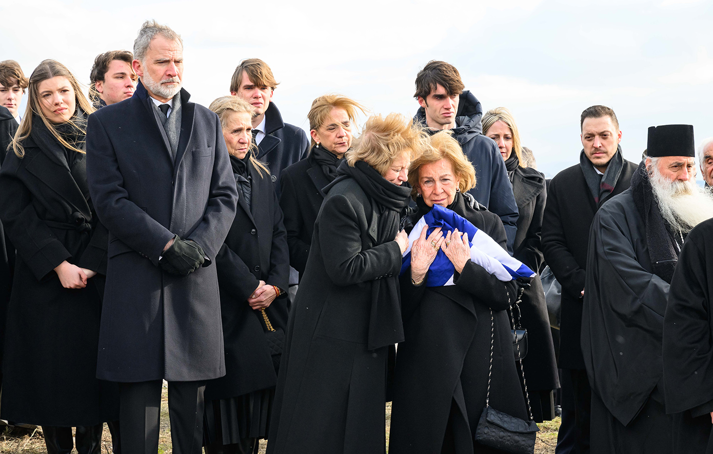 Η βασίλισσα Σοφία με την Άννα Μαρία μετά την ταφή της πριγκίπισσας Ειρήνης στο Τατόι