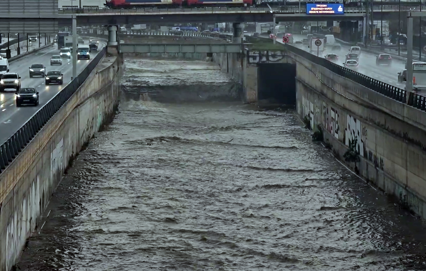 «Μαζεύει» νερό ο Κηφισός, φούσκωσε ο Ιλισός &#8211; Εικόνες από το ύψος του Ρέντη