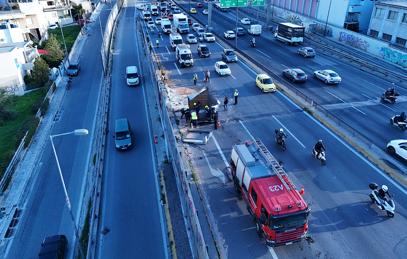Συγκλονιστικές φωτογραφίες από τη σφοδρή σύγκρουση φορτηγών στον Κηφισό &#8211; Μποτιλιάρισμα έως και 16 χιλιομέτρων αυτή την ώρα