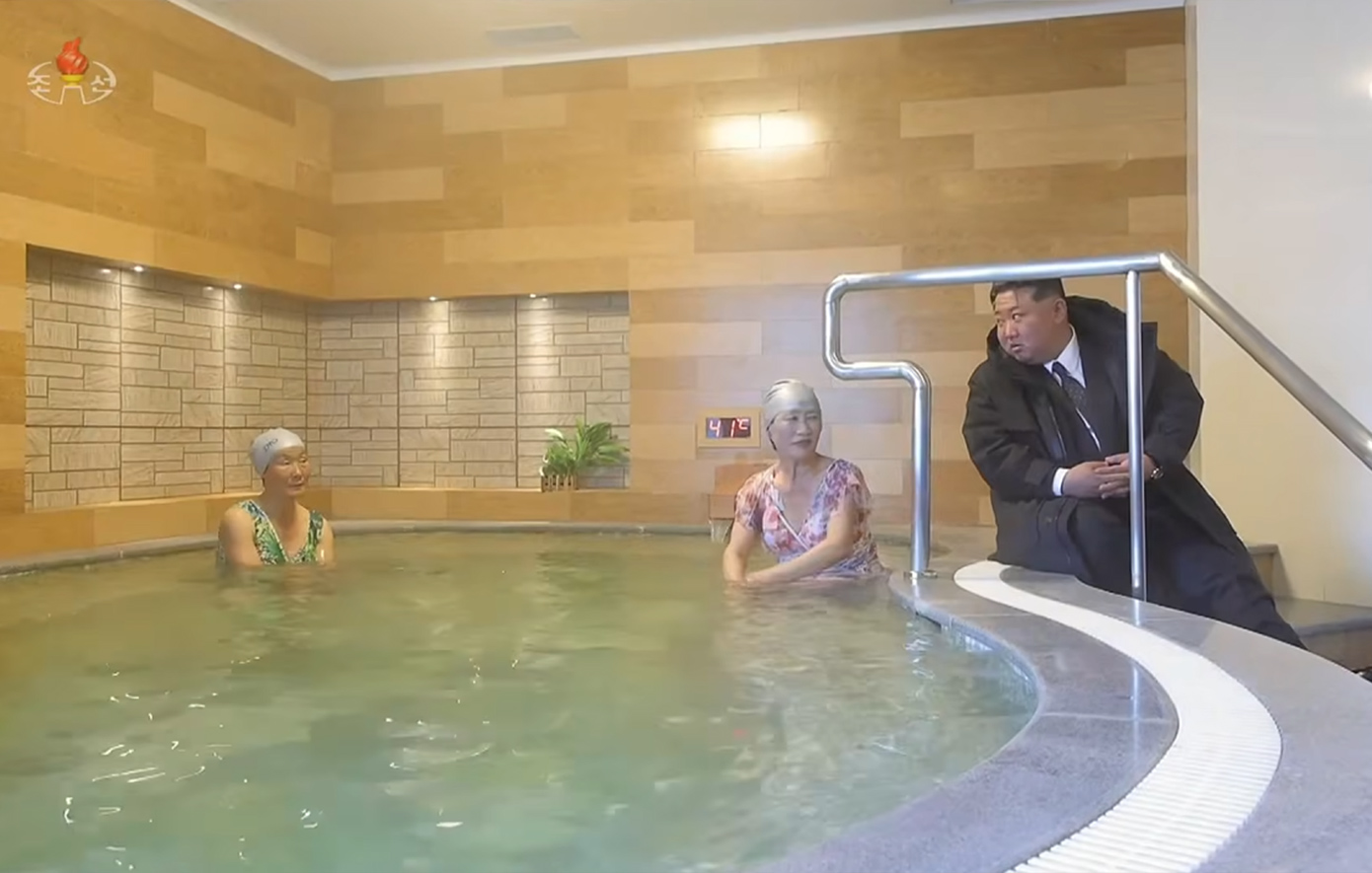 Ο Κιμ Γιονγκ Ουν εγκαινίασε θέρετρο ιαματικών πηγών στη Βόρεια Κορέα και έβγαλε φωτογραφίες με λουόμενους