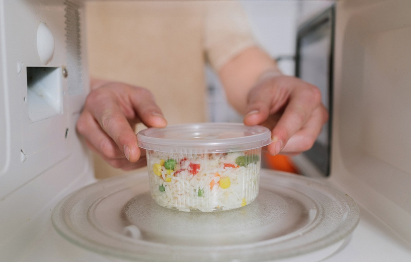 Ξαναζεσταμένο ρύζι: Πότε γίνεται επικίνδυνο για την υγεία και τι πρέπει να προσέχουμε