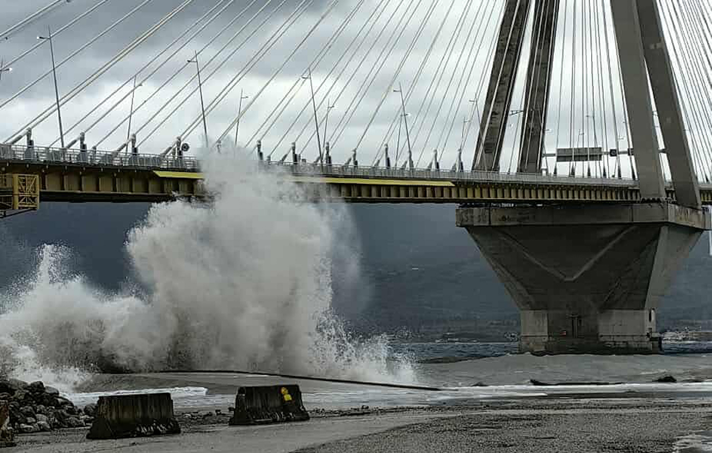 Η κακοκαιρία συνεχίζει να σφυροκοπά τη  Δυτική Ελλάδα &#8211; Σε ισχύ παραμένουν τα έκτακτα κυκλοφοριακά μέτρα στη γέφυρα Ρίου-Αντιρρίου