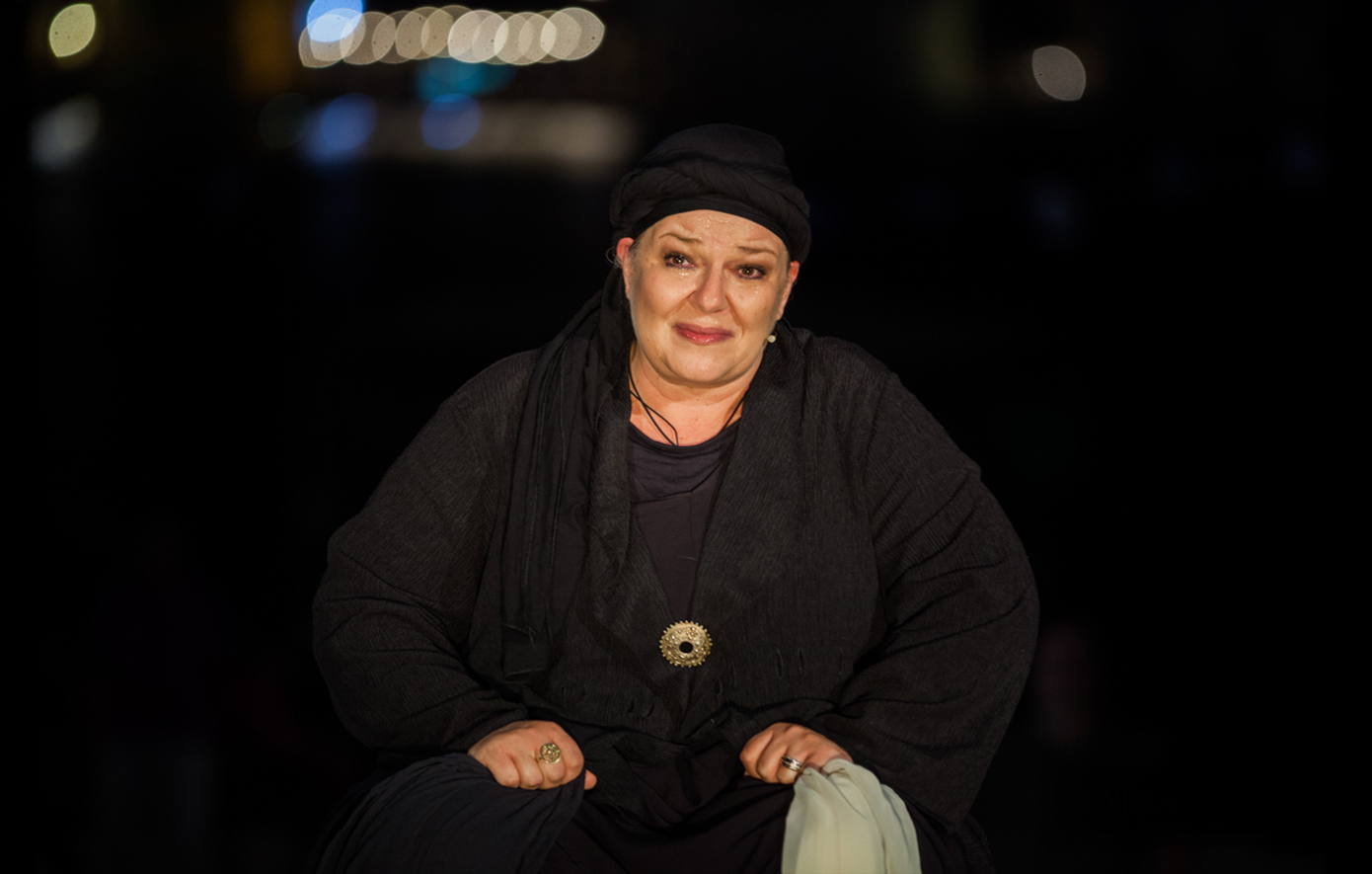 Η Κυρά της Ρω: Επιστρέφει η παράσταση με την καθηλωτική Φωτεινή Βαξεβάνη που κάνει τις καρδιές των θεατών να χτυπάνε δυνατά