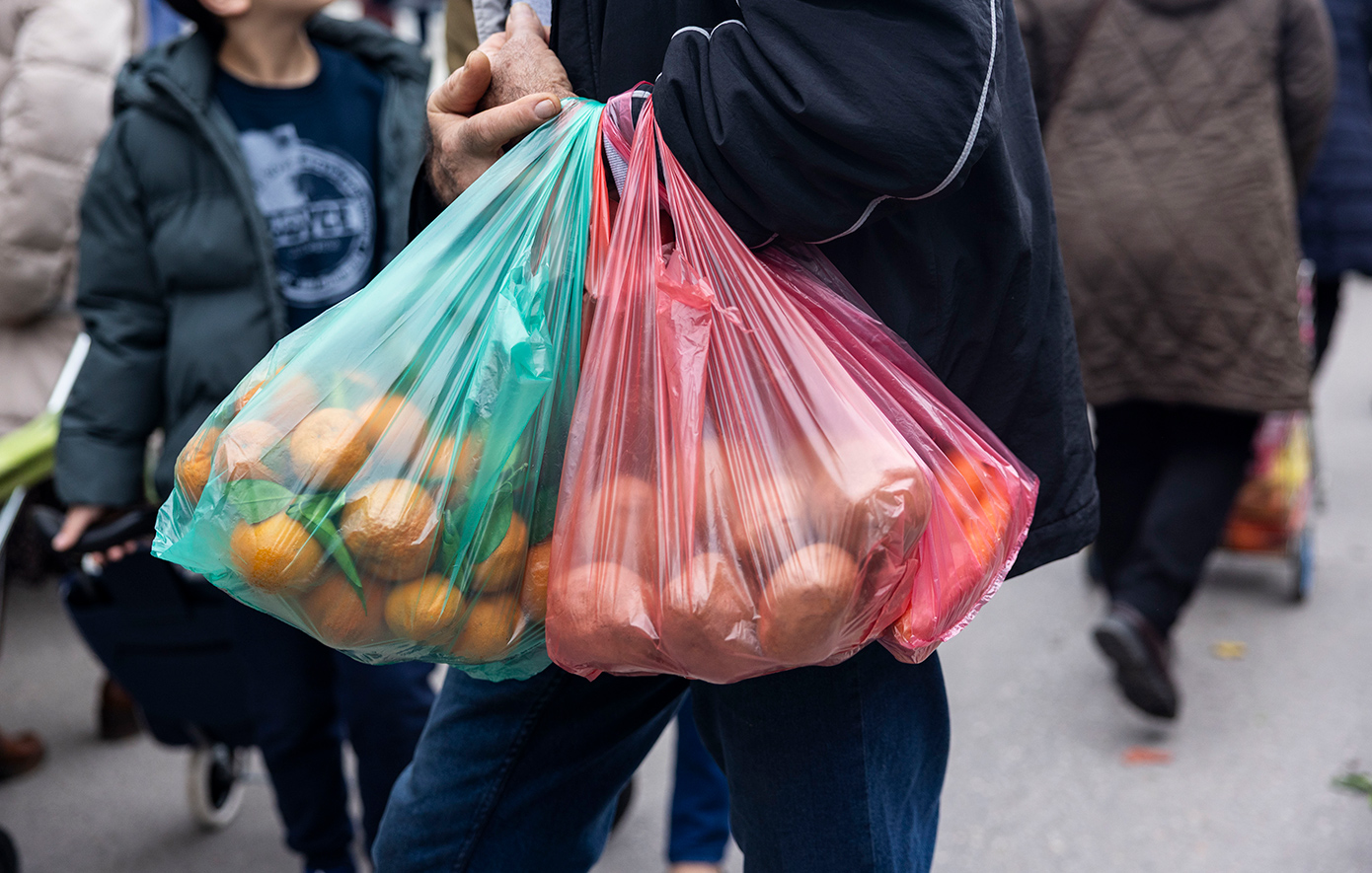 Πόλεμος, ακρίβεια και άγχος: Πώς αντιδρούν οι Έλληνες καταναλωτές στις εξελίξεις στη Μέση Ανατολή